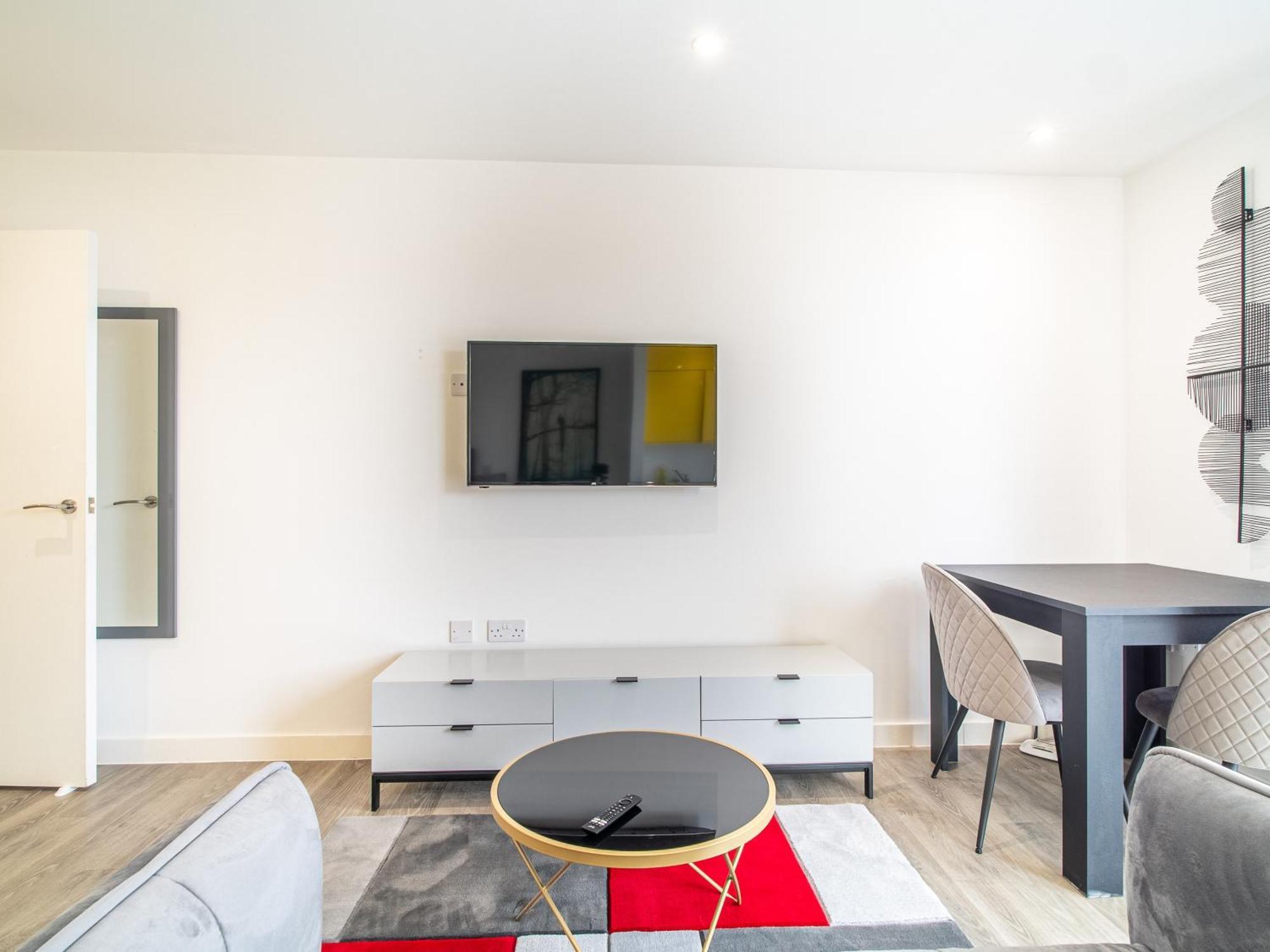 Immaculate In Apartment