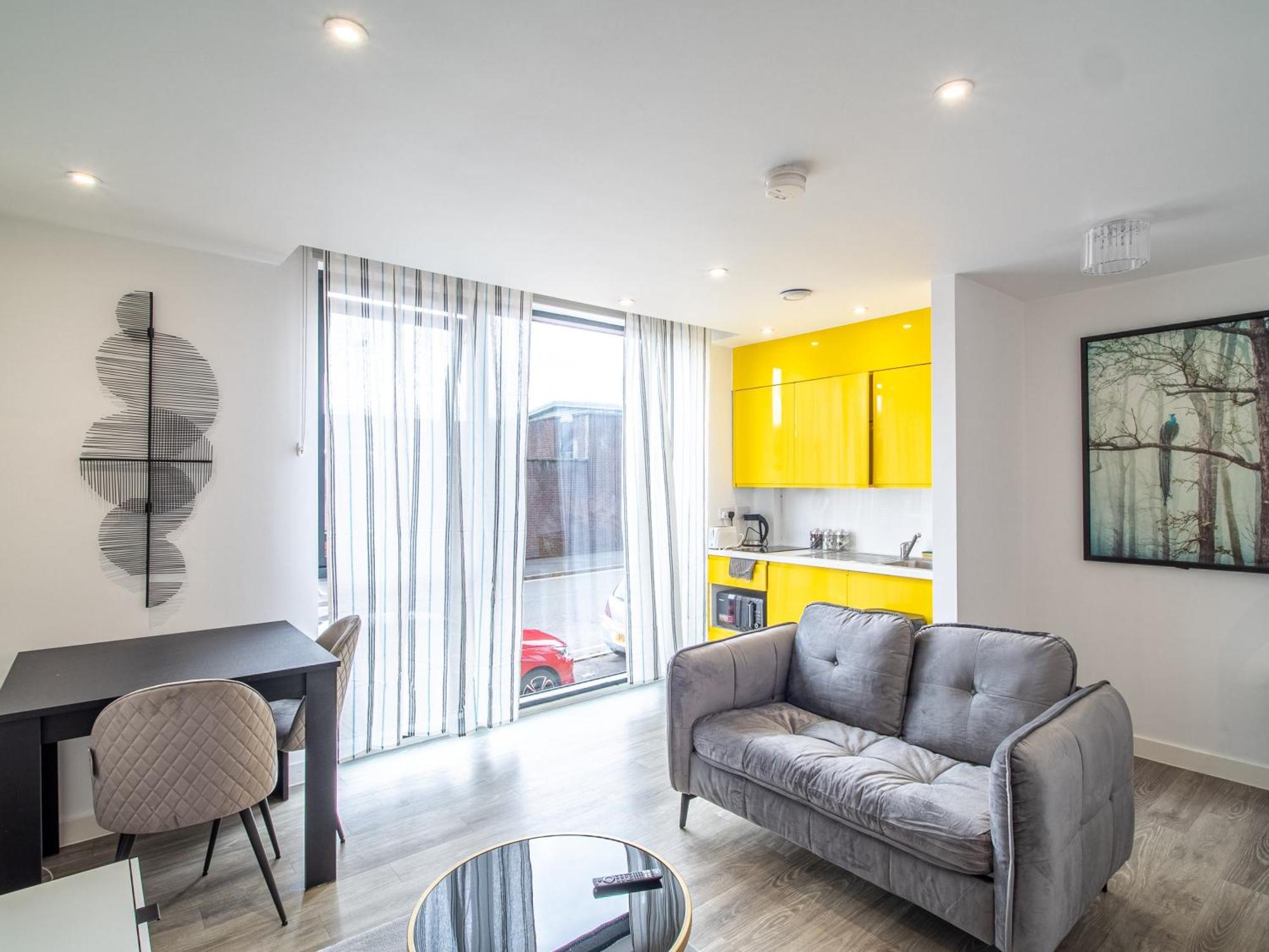 Immaculate In Apartment *