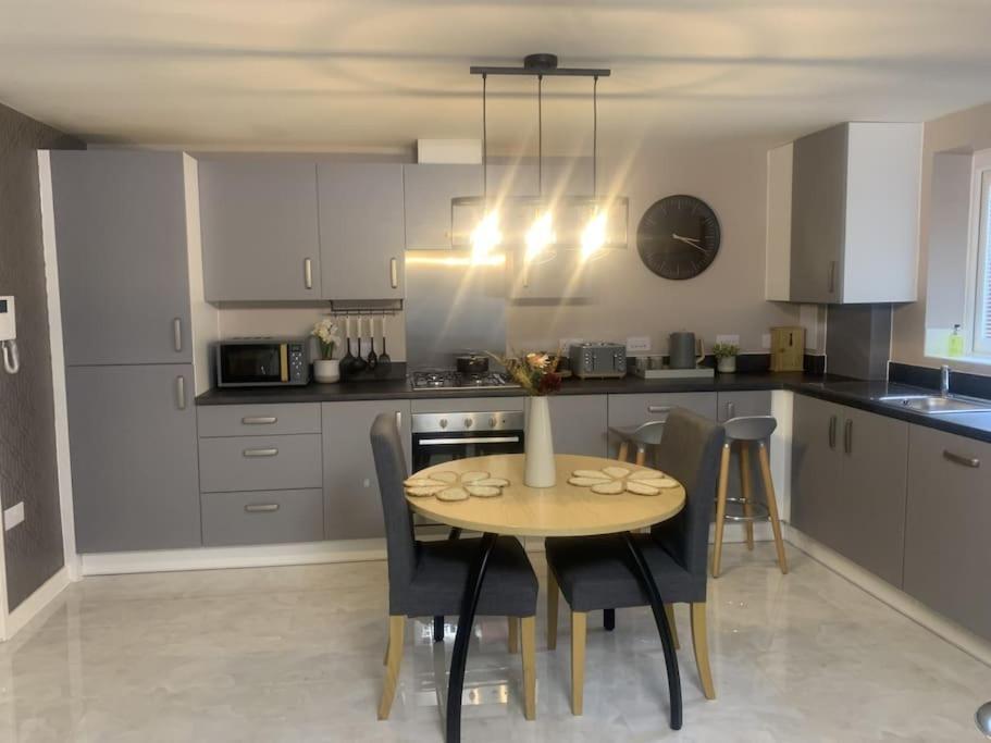 Apartment Luxury Let In *