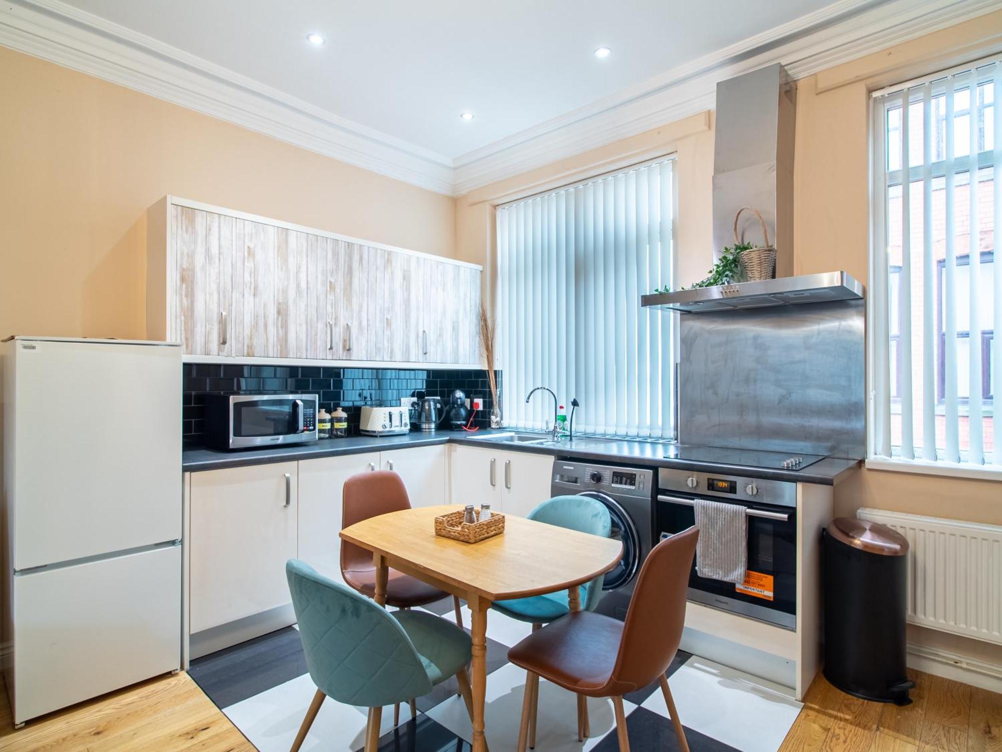 Apartment Creative & Cheerful By Avo In Sheffield