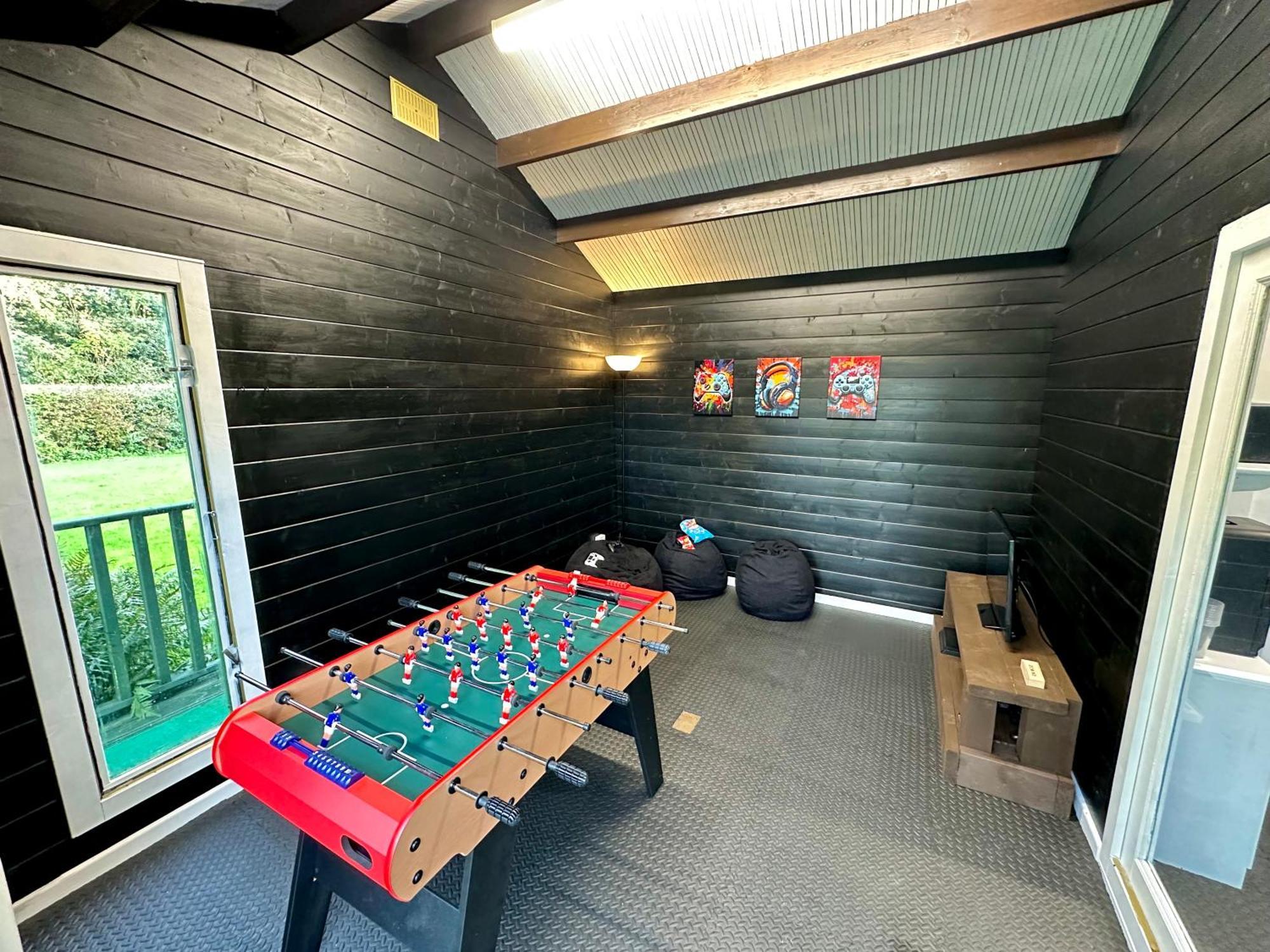 Rural Retreat With Hot Tub, Fire Pit & Games Room