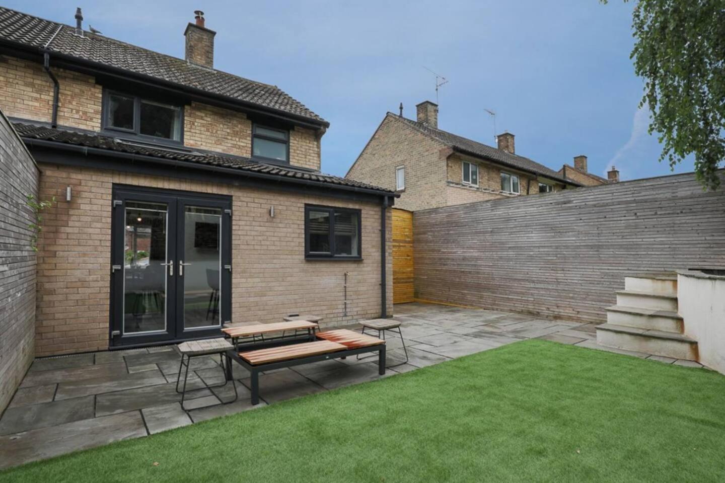Prime Location, Modern 2br House Holiday home *