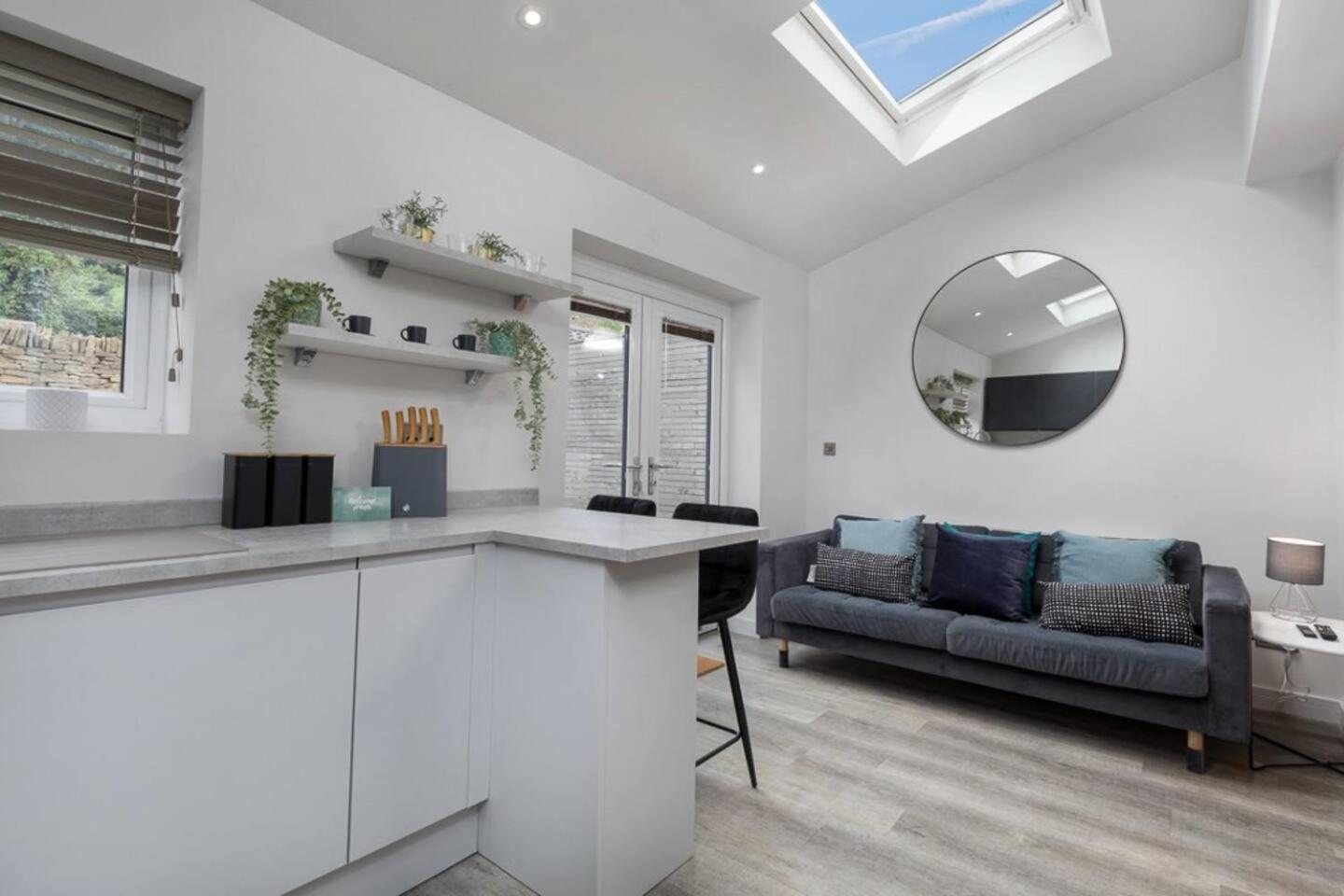Prime Location, Modern 2br House Holiday home