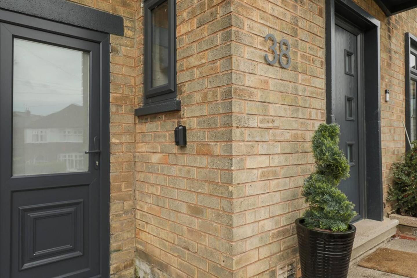 Prime Location, Modern 2br House Holiday home *