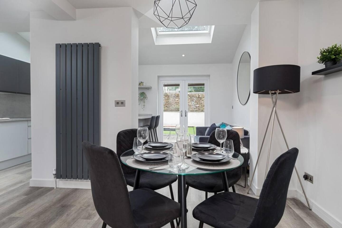 Prime Location, Modern 2br House Holiday home