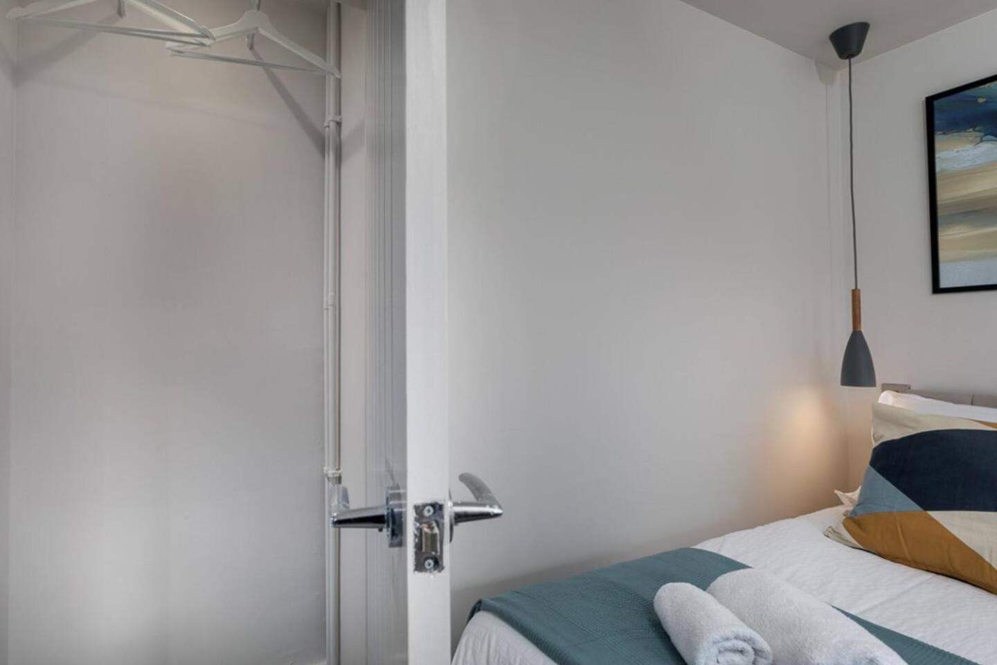 Prime Location, Modern 2br House Holiday home Sheffield