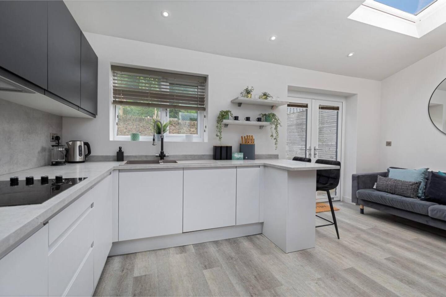 Prime Location, Modern 2br House Holiday home