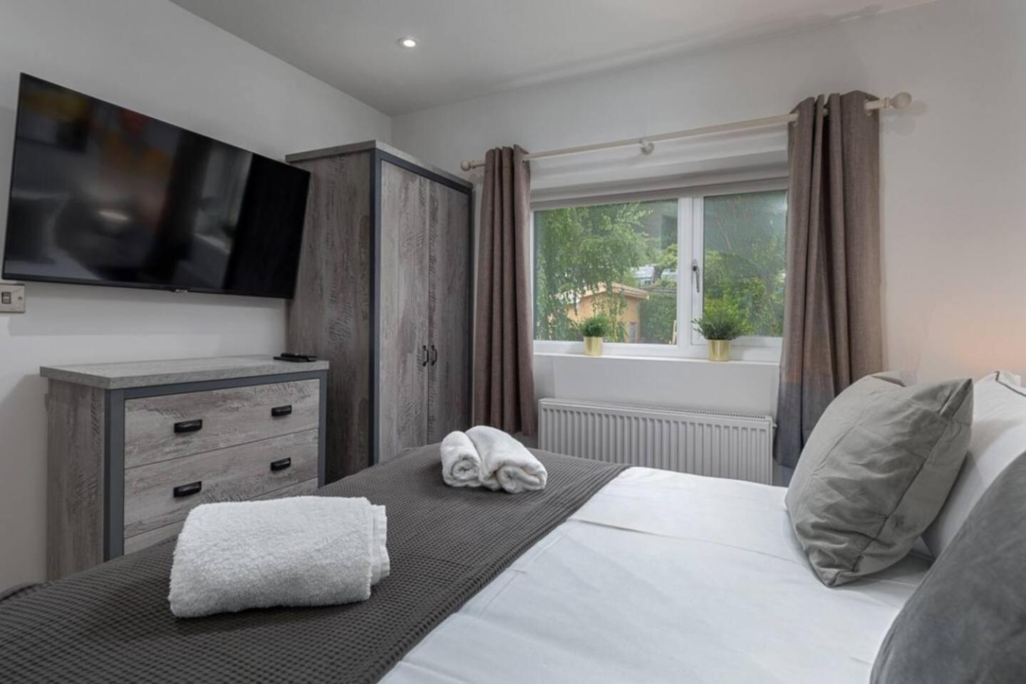 Prime Location, Modern 2br House * Sheffield