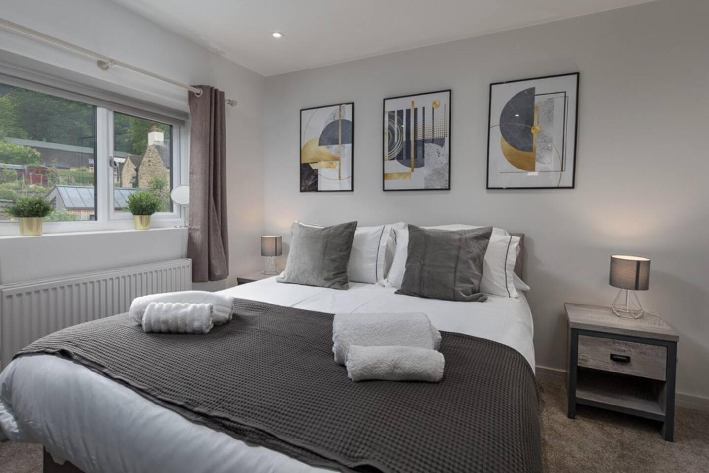 Prime Location, Modern 2br House Holiday home *