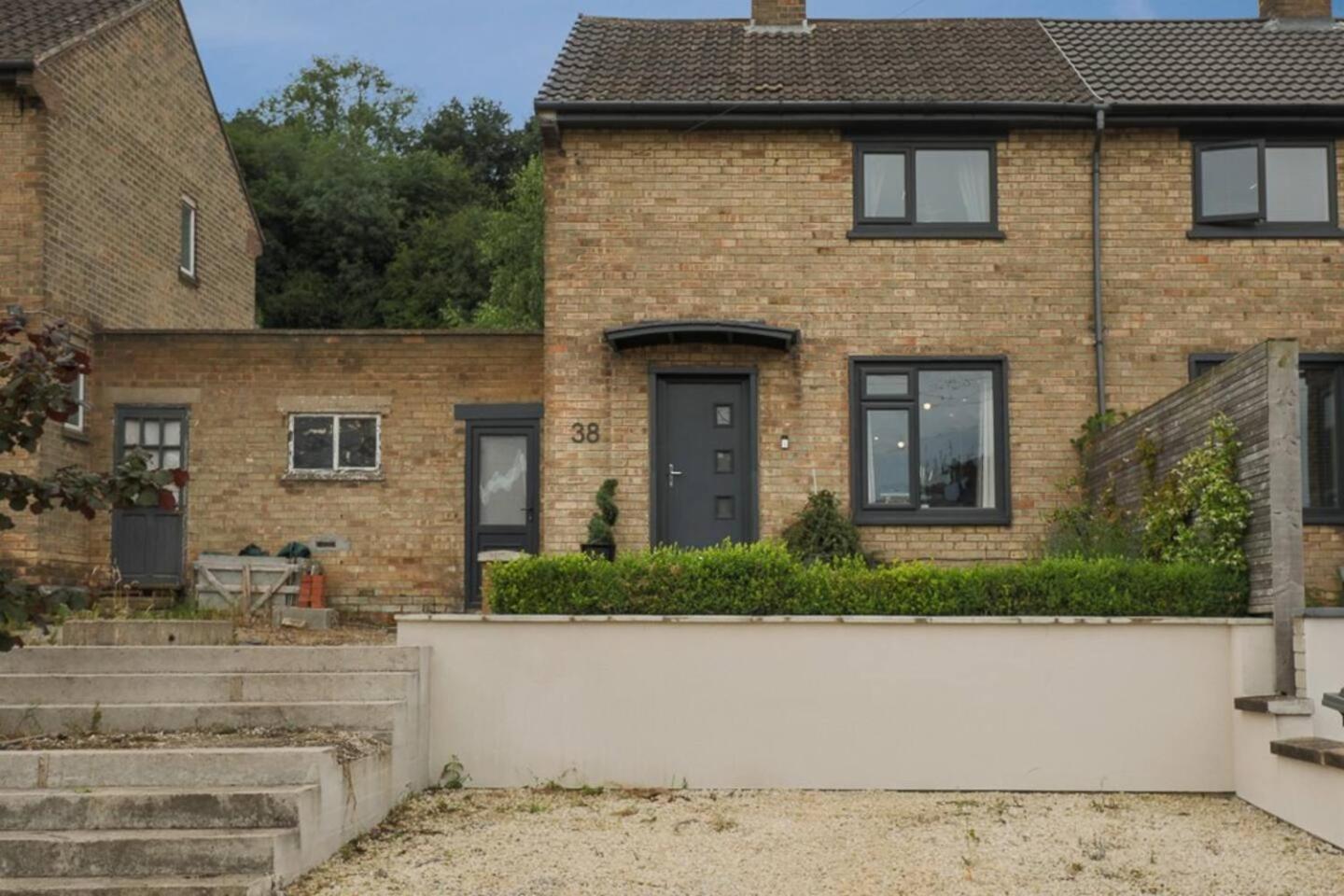 Prime Location, Modern 2br House Holiday home *