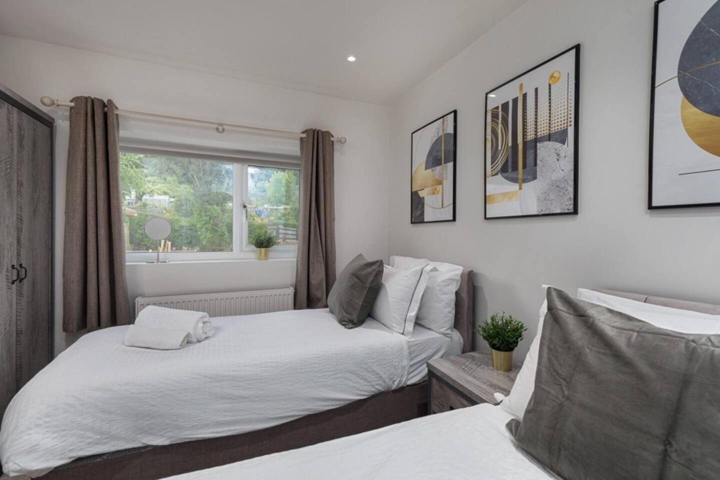 Prime Location, Modern 2br House Holiday home Sheffield