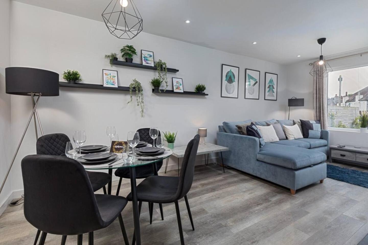 Prime Location, Modern 2br House Holiday home