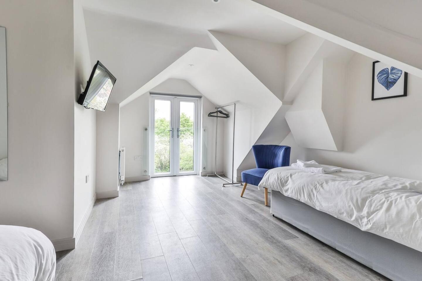 Newly Renovated 3 Bed 2 Bath & Parking Apartment