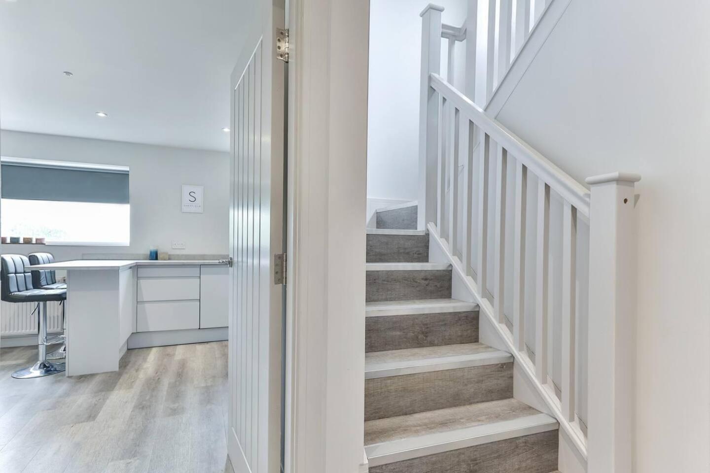 Apartment Newly Renovated 3 Bed 2 Bath & Parking
