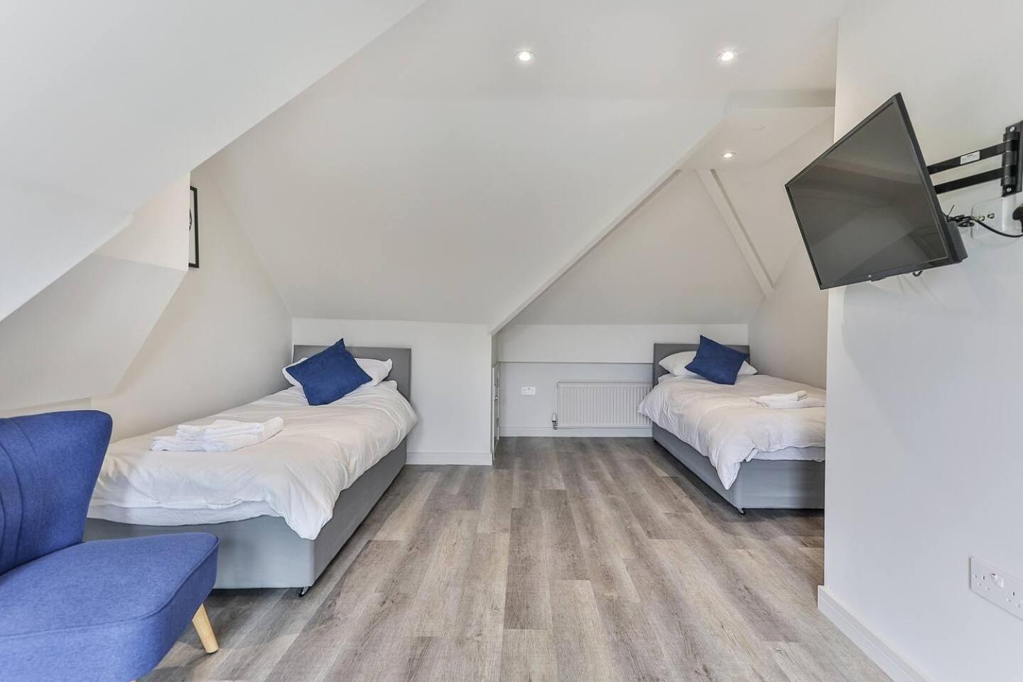 Newly Renovated 3 Bed 2 Bath & Parking Apartment *