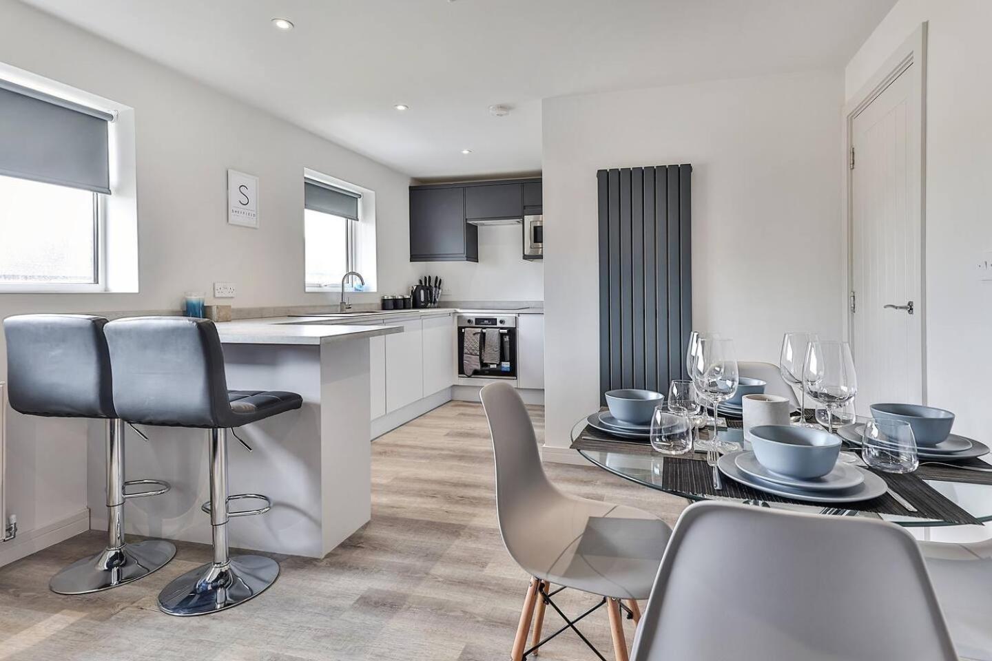Apartment Newly Renovated 3 Bed 2 Bath & Parking *