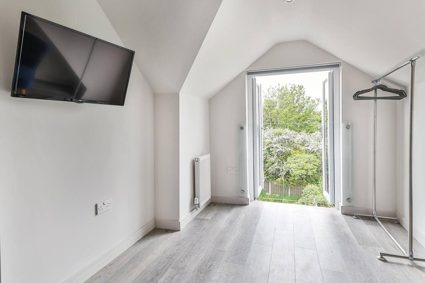 Apartment Newly Renovated 3 Bed 2 Bath & Parking Sheffield
