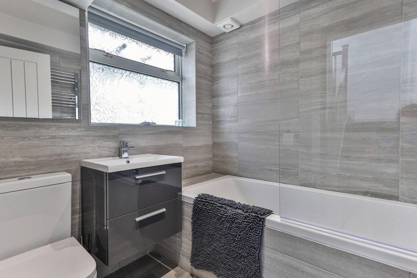 Newly Renovated 3 Bed 2 Bath & Parking *