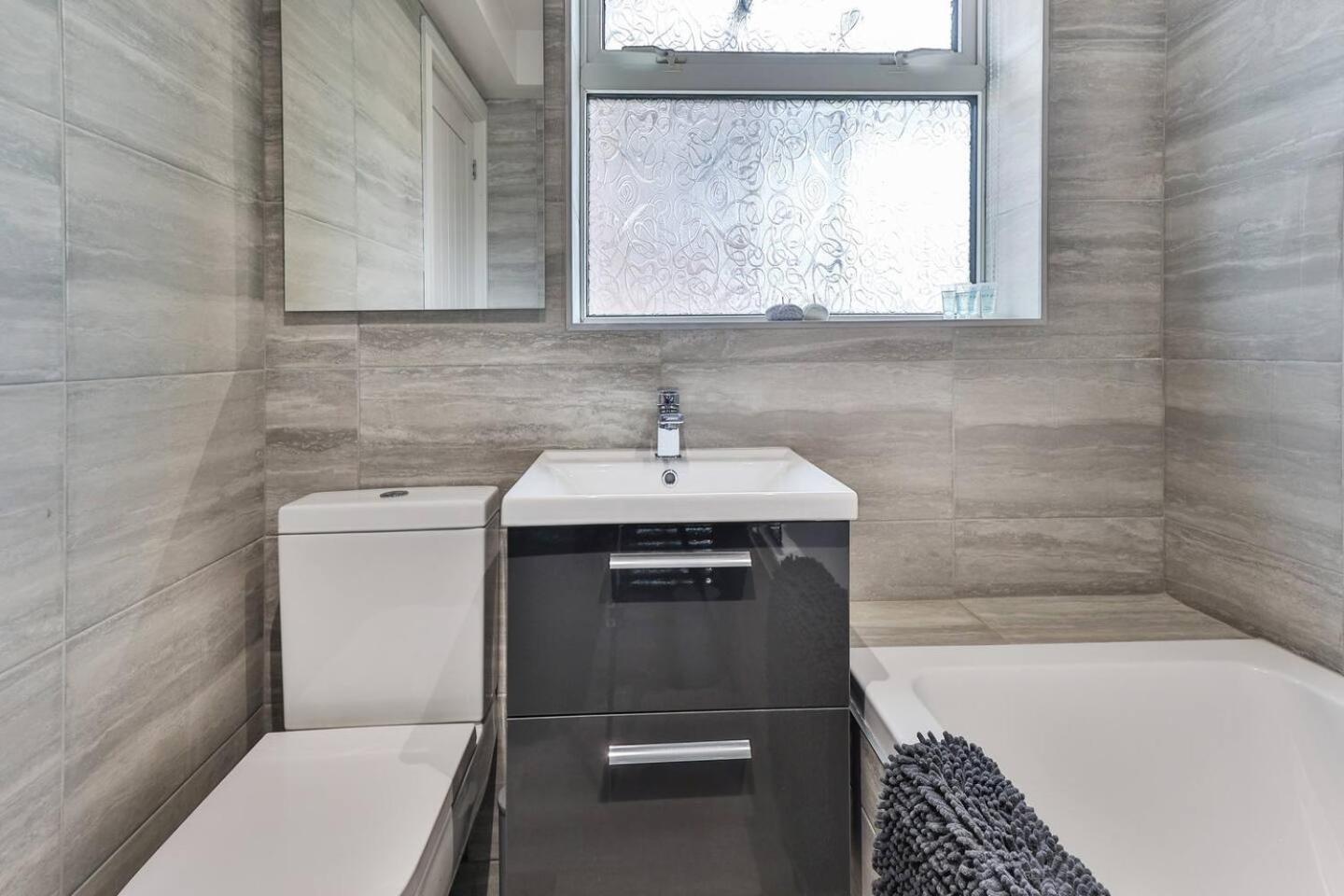 Newly Renovated 3 Bed 2 Bath & Parking * Sheffield