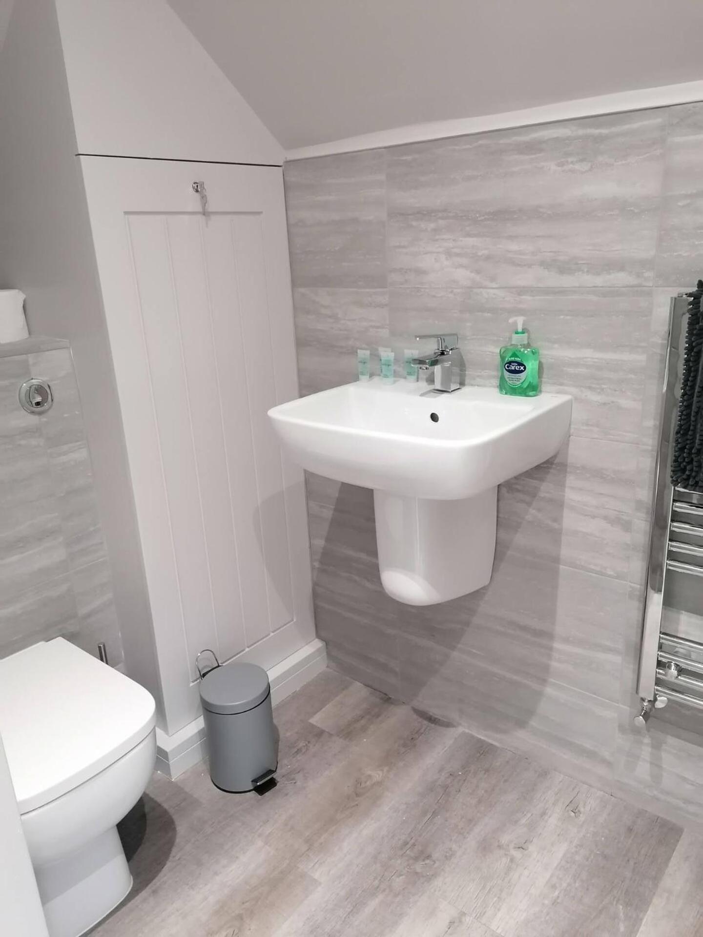 Newly Renovated 3 Bed 2 Bath & Parking Apartment