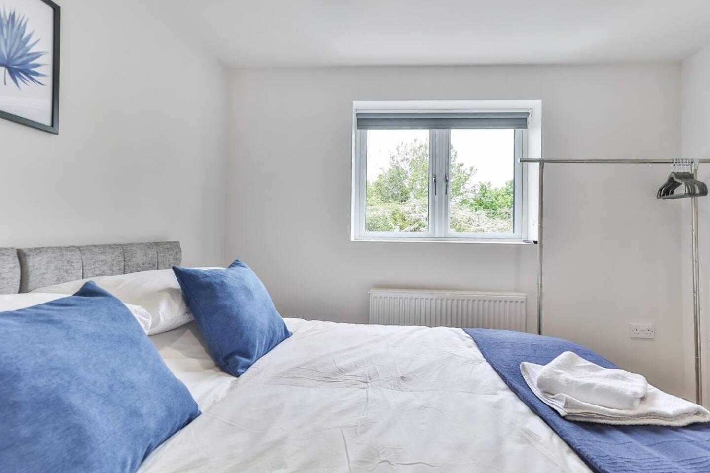 Apartment Newly Renovated 3 Bed 2 Bath & Parking *