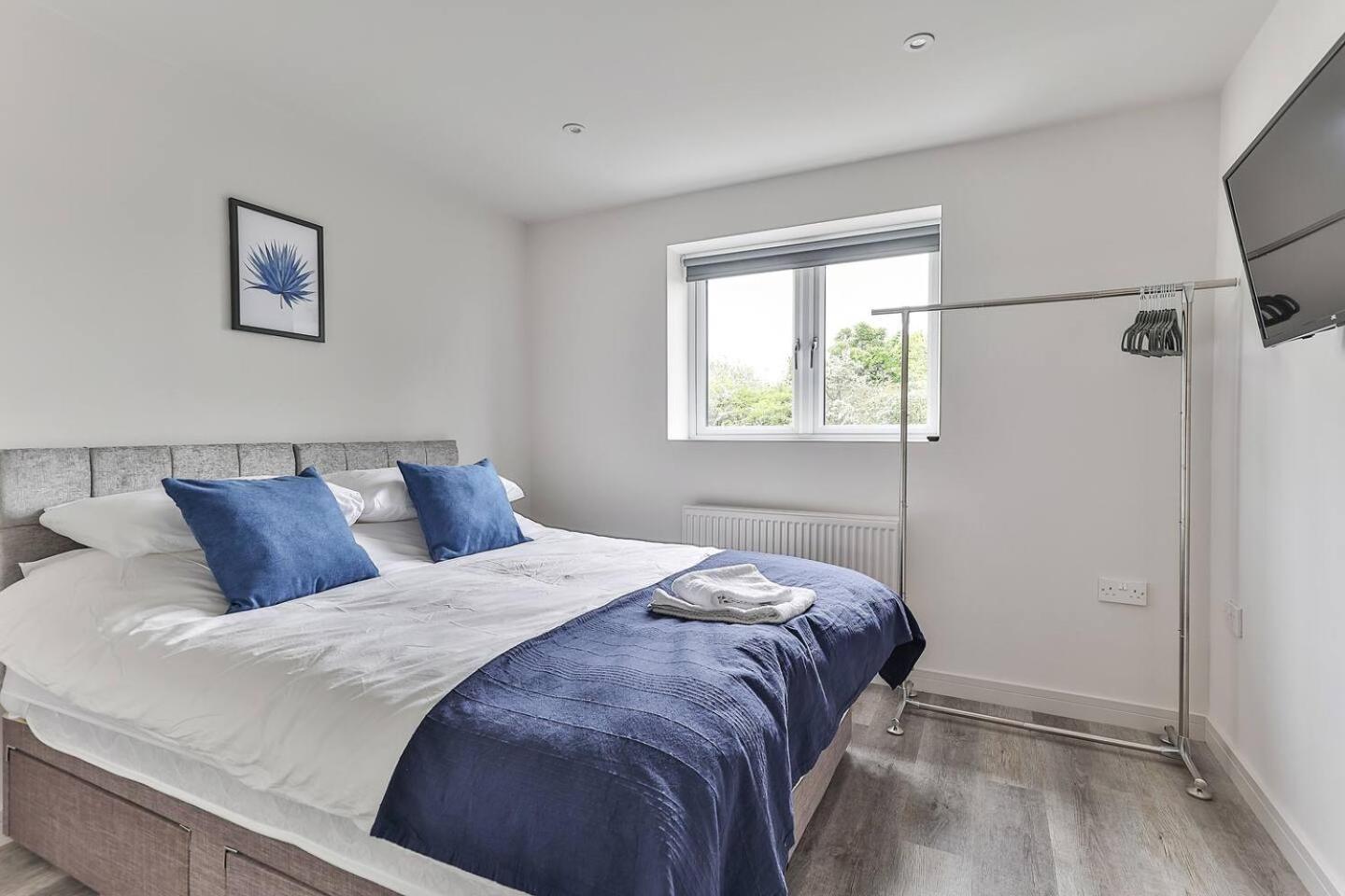 Newly Renovated 3 Bed 2 Bath & Parking Apartment Sheffield