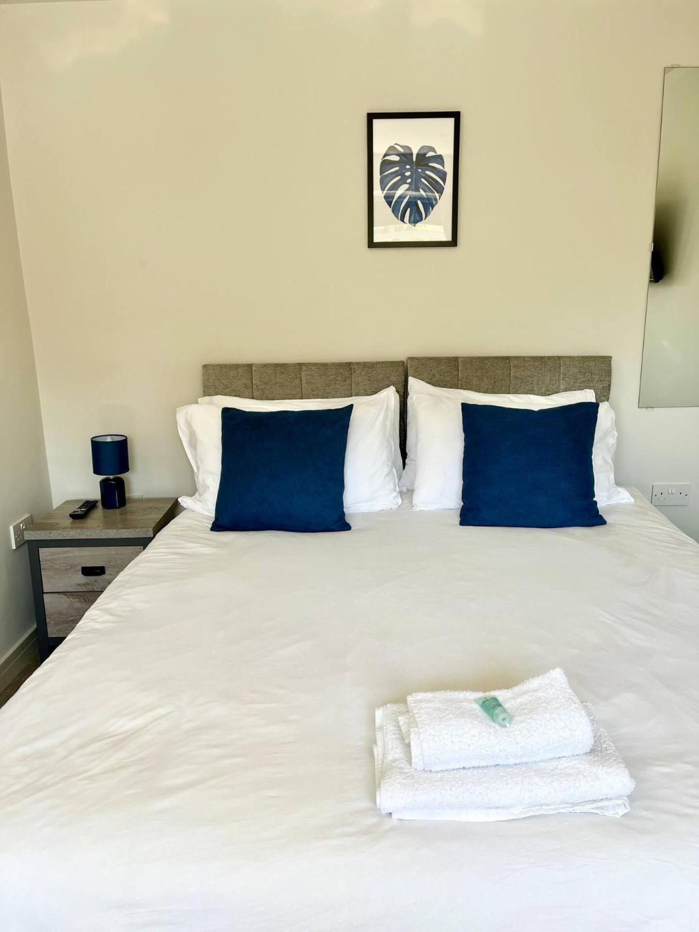 Apartment Newly Renovated 3 Bed 2 Bath & Parking