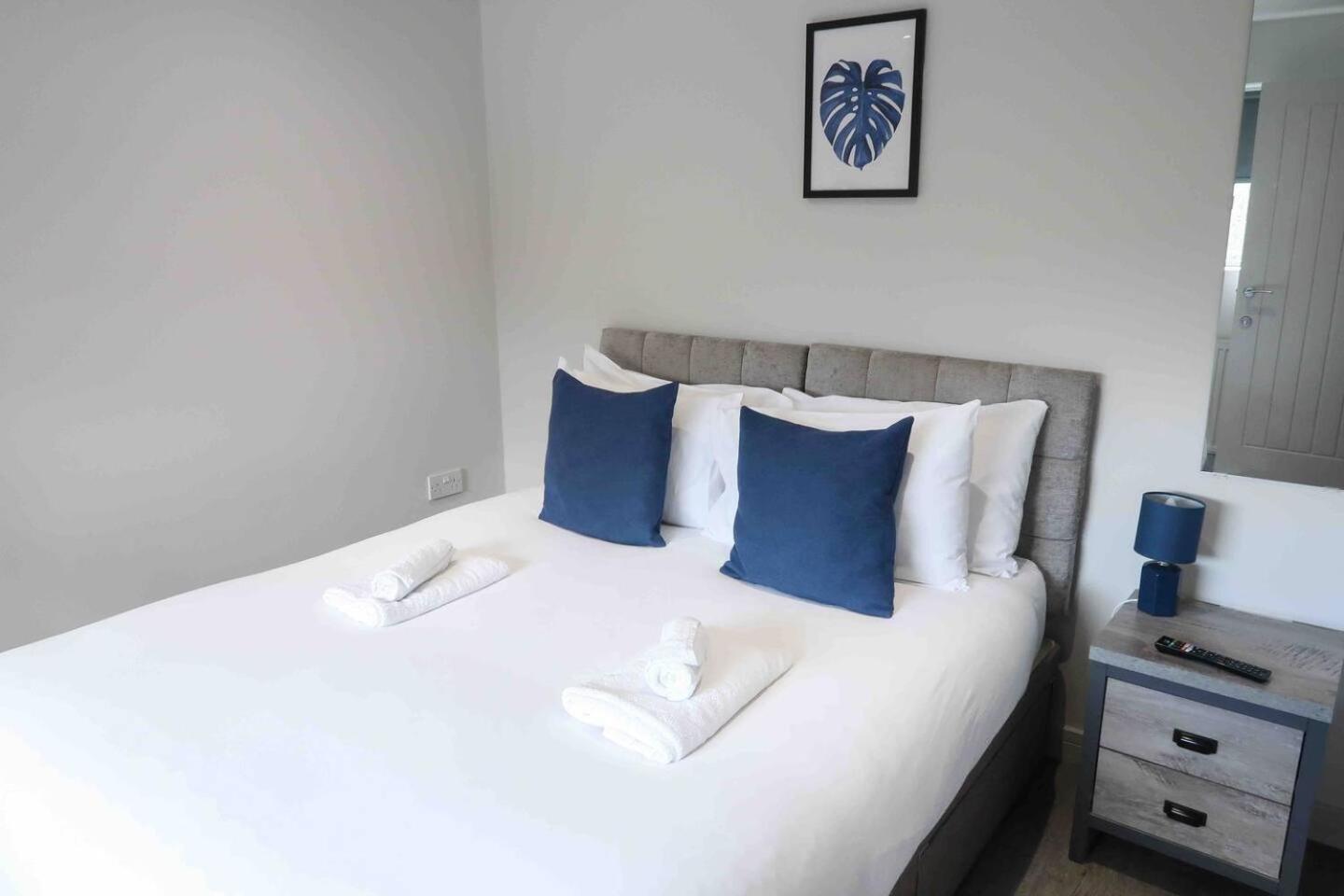 Newly Renovated 3 Bed 2 Bath & Parking Apartment *