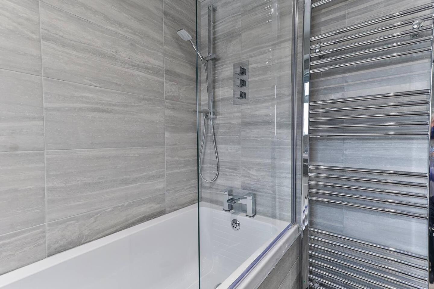 Apartment Newly Renovated 3 Bed 2 Bath & Parking *