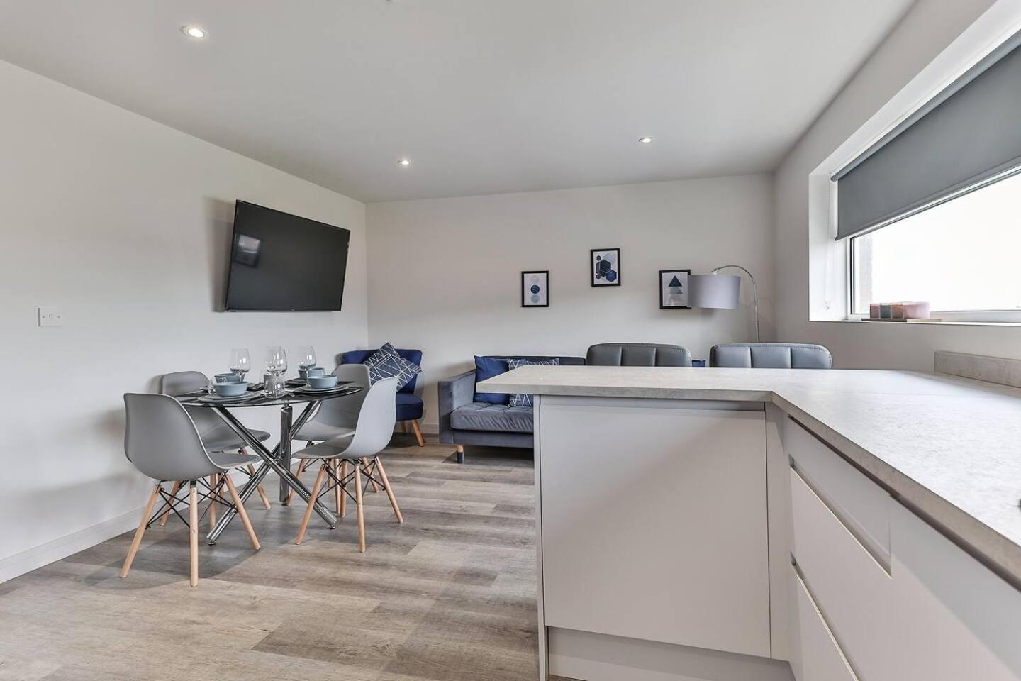 Newly Renovated 3 Bed 2 Bath & Parking Apartment Sheffield