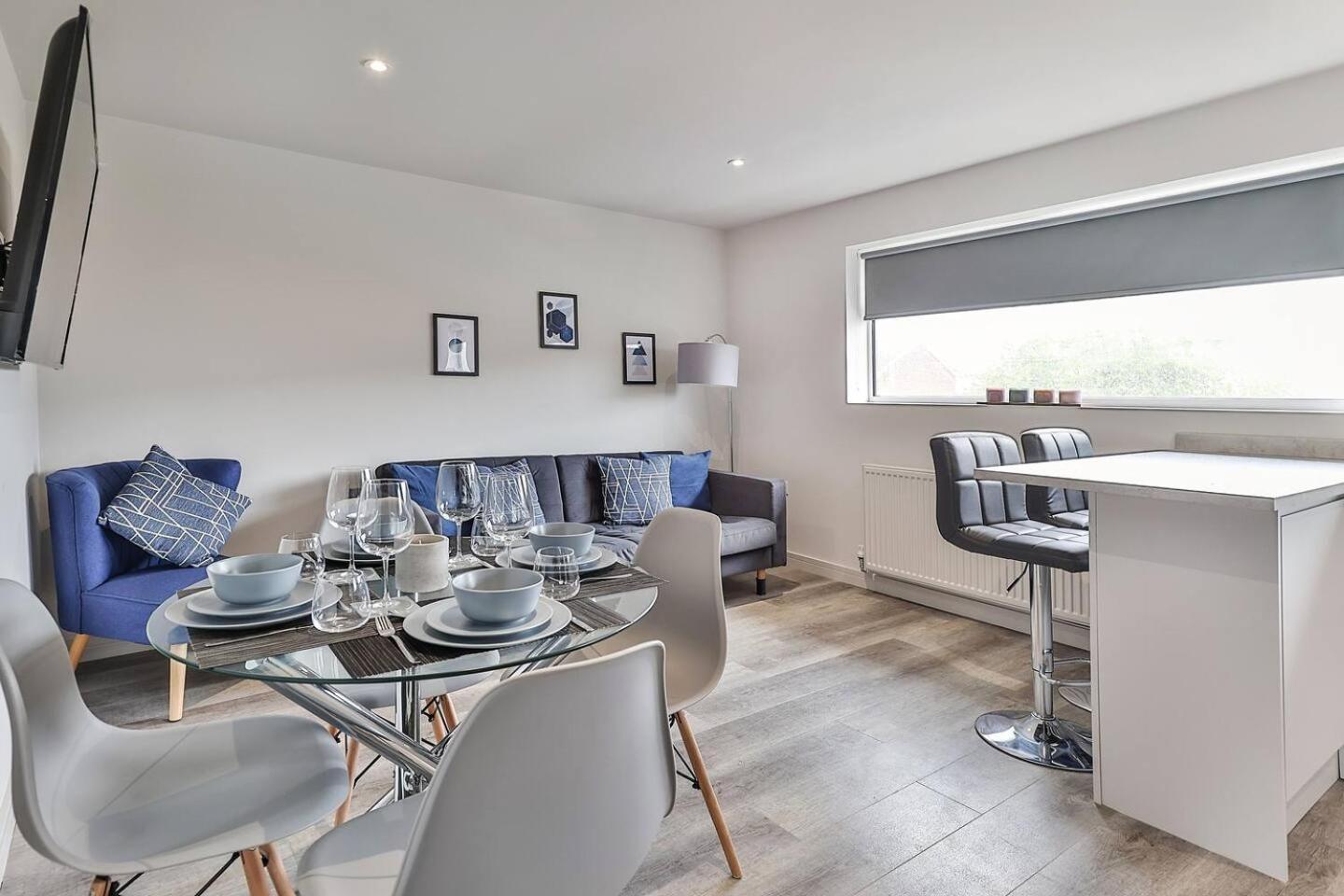 Newly Renovated 3 Bed 2 Bath & Parking * Sheffield