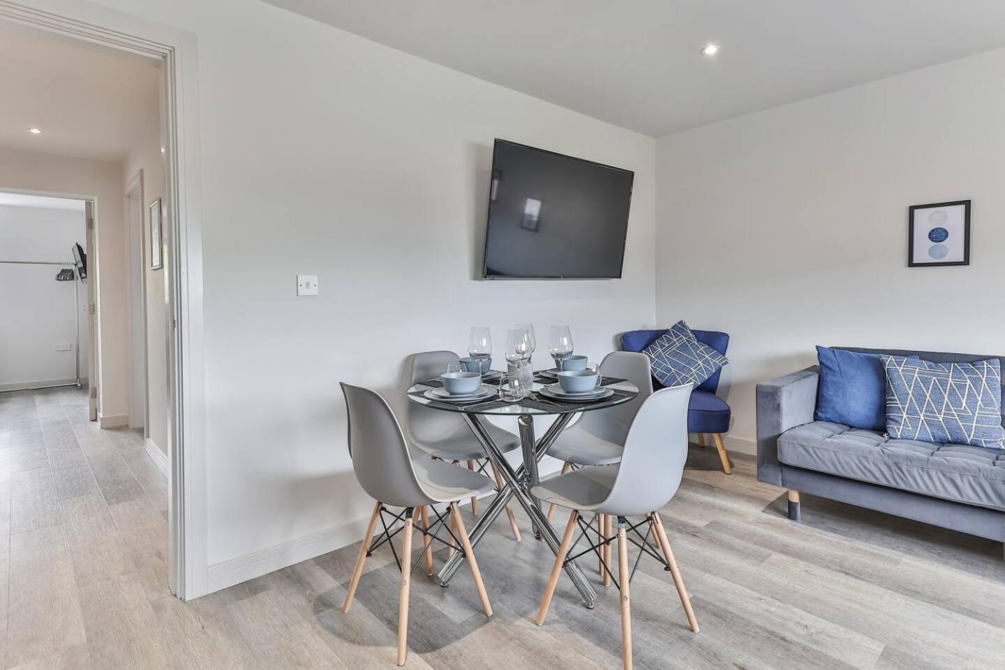 Newly Renovated 3 Bed 2 Bath & Parking