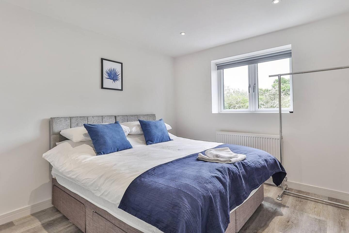 Apartment Newly Renovated 3 Bed 2 Bath & Parking