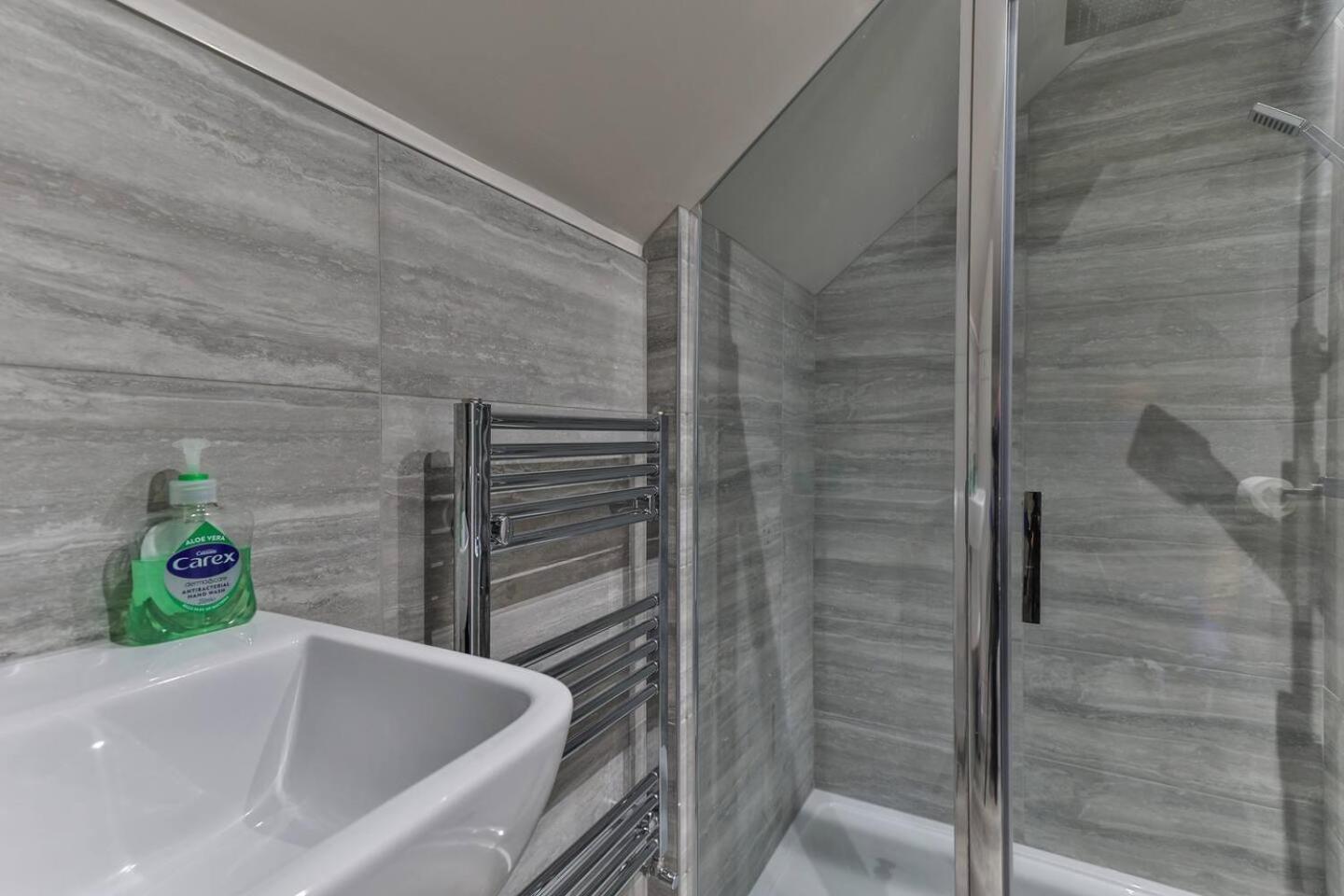 Newly Renovated 3 Bed 2 Bath & Parking Apartment Sheffield