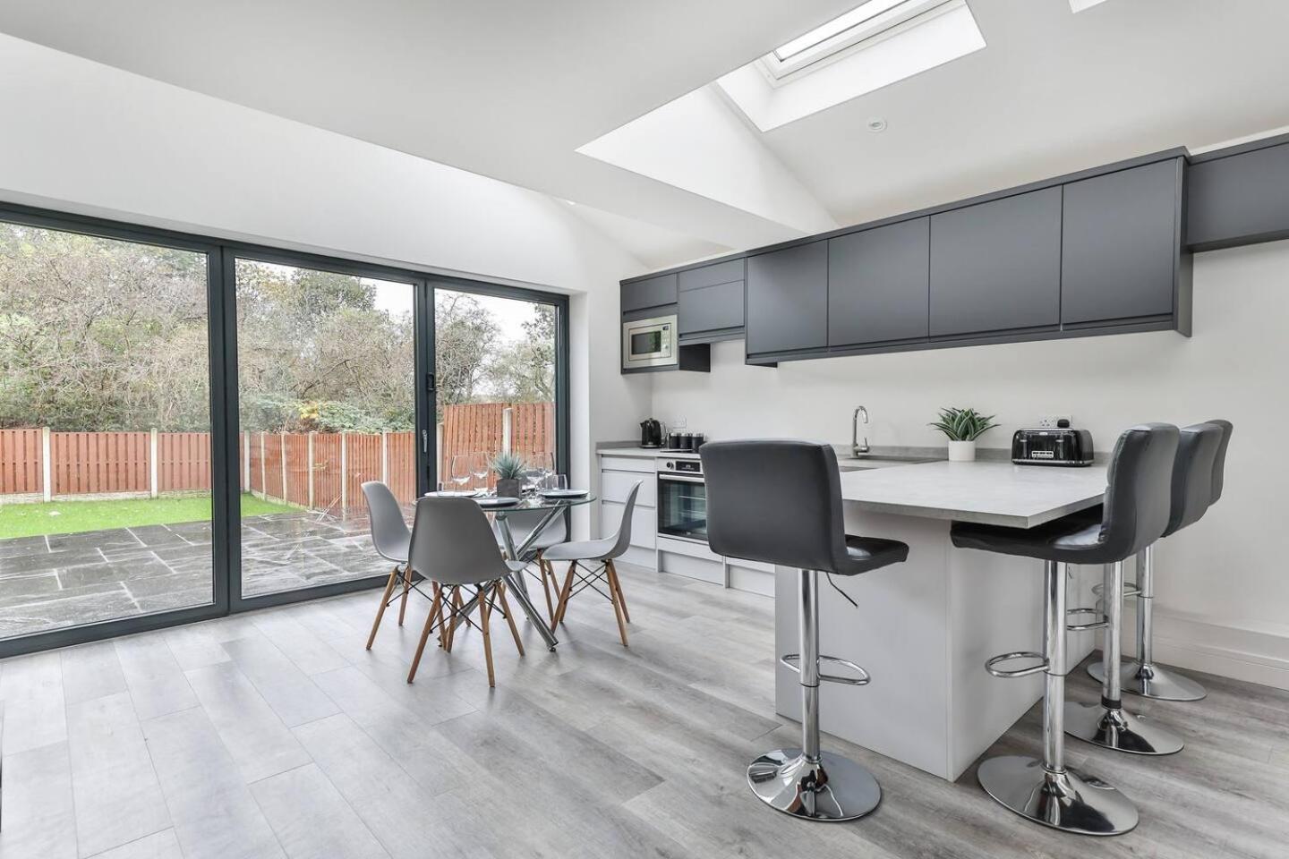 Spacious, Modern 2 Bed With Ensuites Sheffield