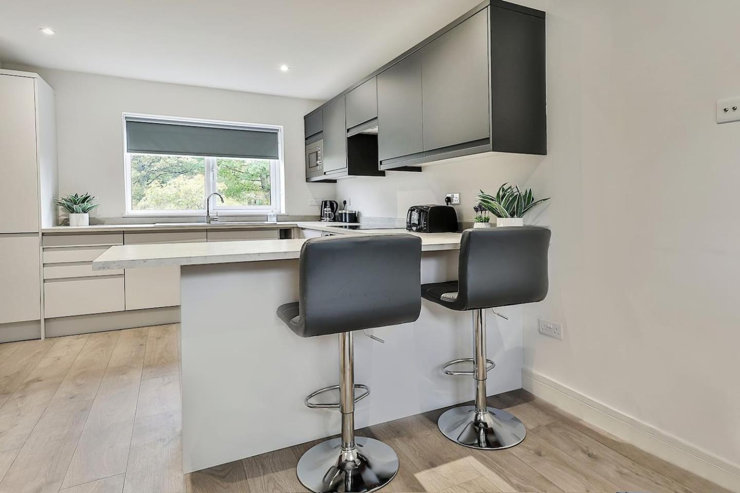 3 Bed Refurbished, Modern House, Wifi, Patio Area * Sheffield