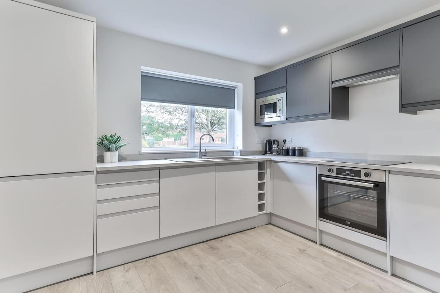 3 Bed Refurbished, Modern House, Wifi, Patio Area
