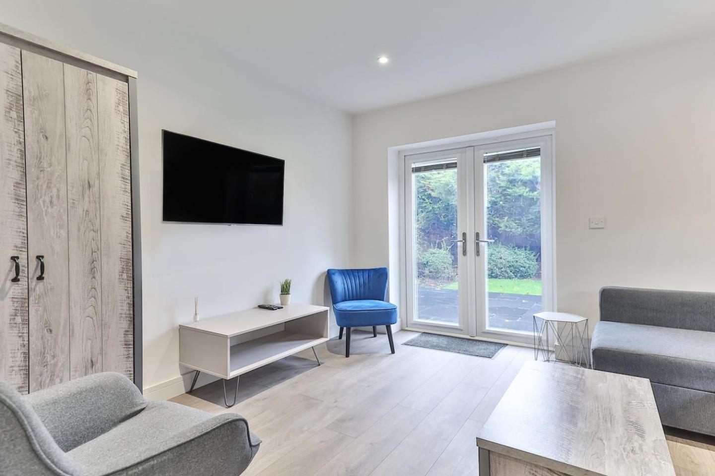3 Bed Refurbished, Modern House, Wifi, Patio Area Holiday home *