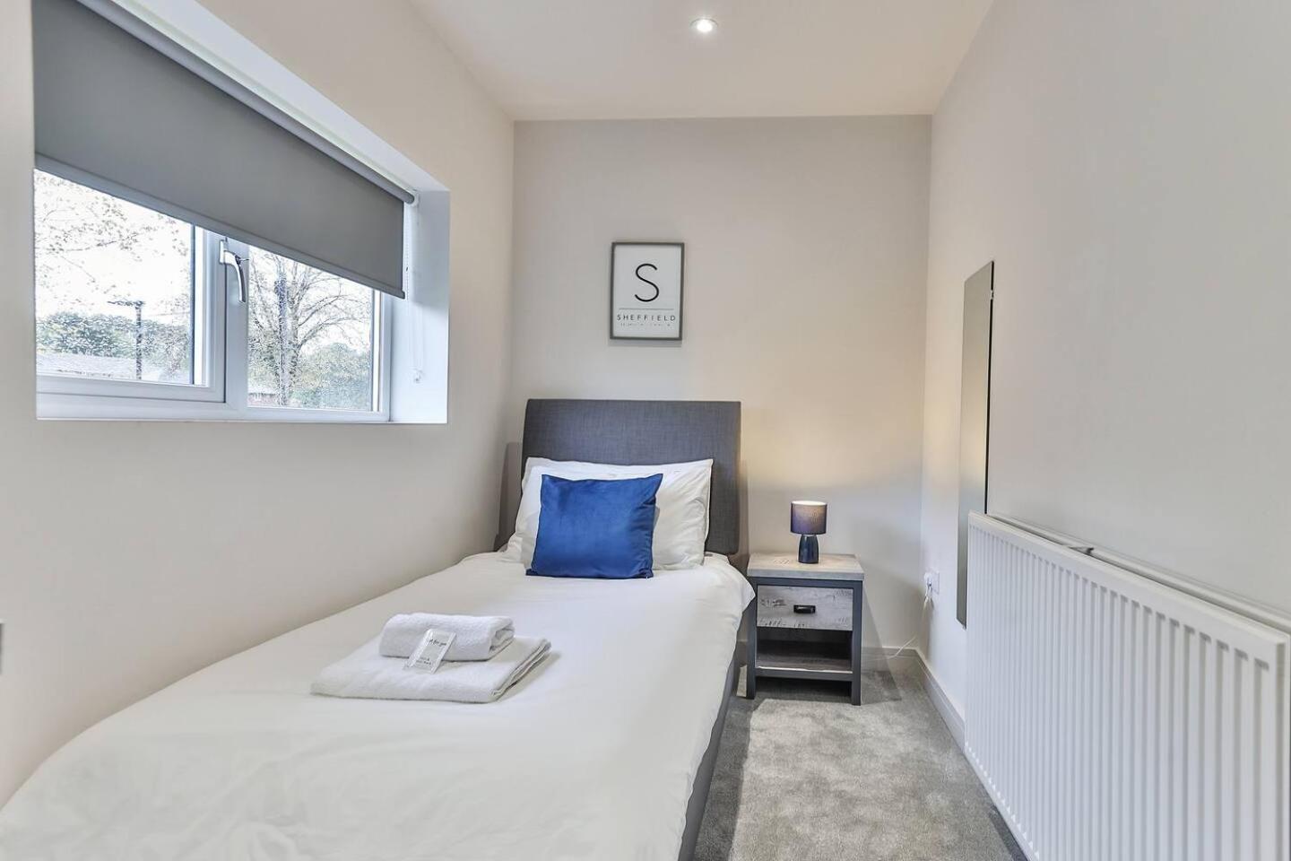 3 Bed Refurbished, Modern House, Wifi, Patio Area * Sheffield