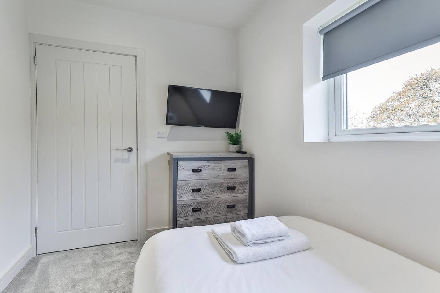 3 Bed Refurbished, Modern House, Wifi, Patio Area Holiday home *