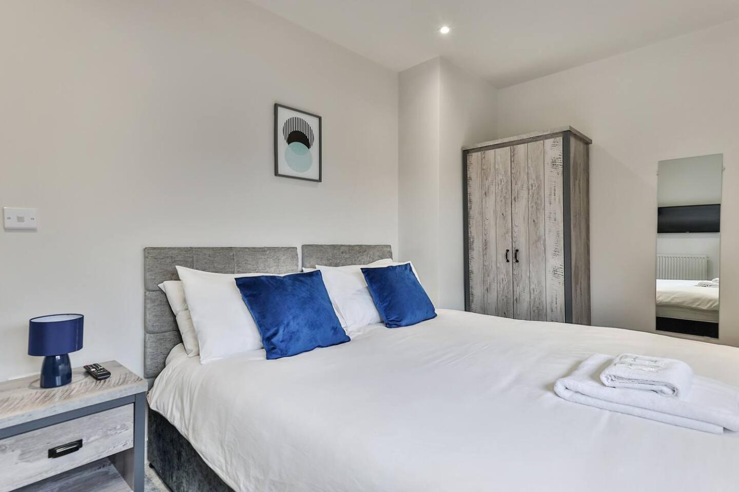 3 Bed Refurbished, Modern House, Wifi, Patio Area *