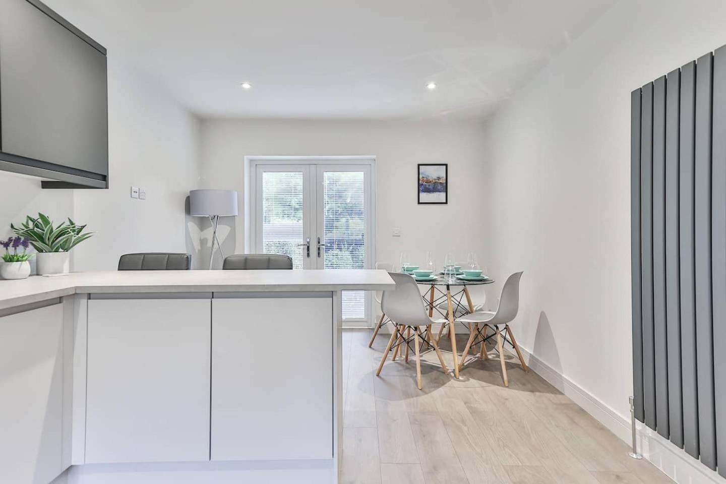 3 Bed Refurbished, Modern House, Wifi, Patio Area Sheffield