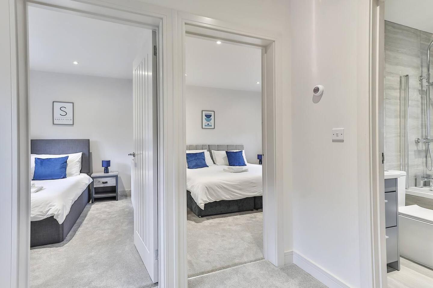3 Bed Refurbished, Modern House, Wifi, Patio Area Holiday home *