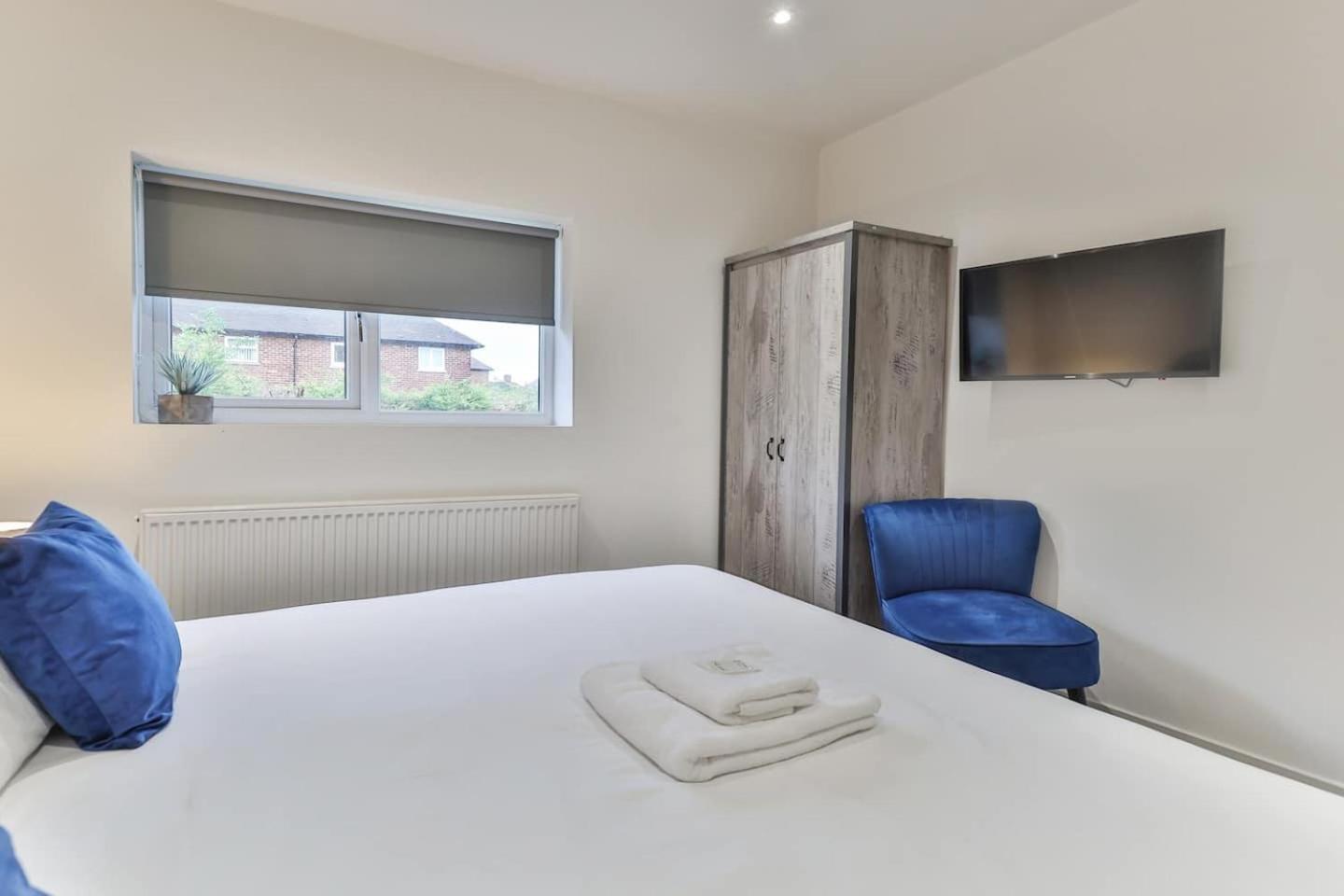 Holiday home 3 Bed Refurbished, Modern House, Wifi, Patio Area *