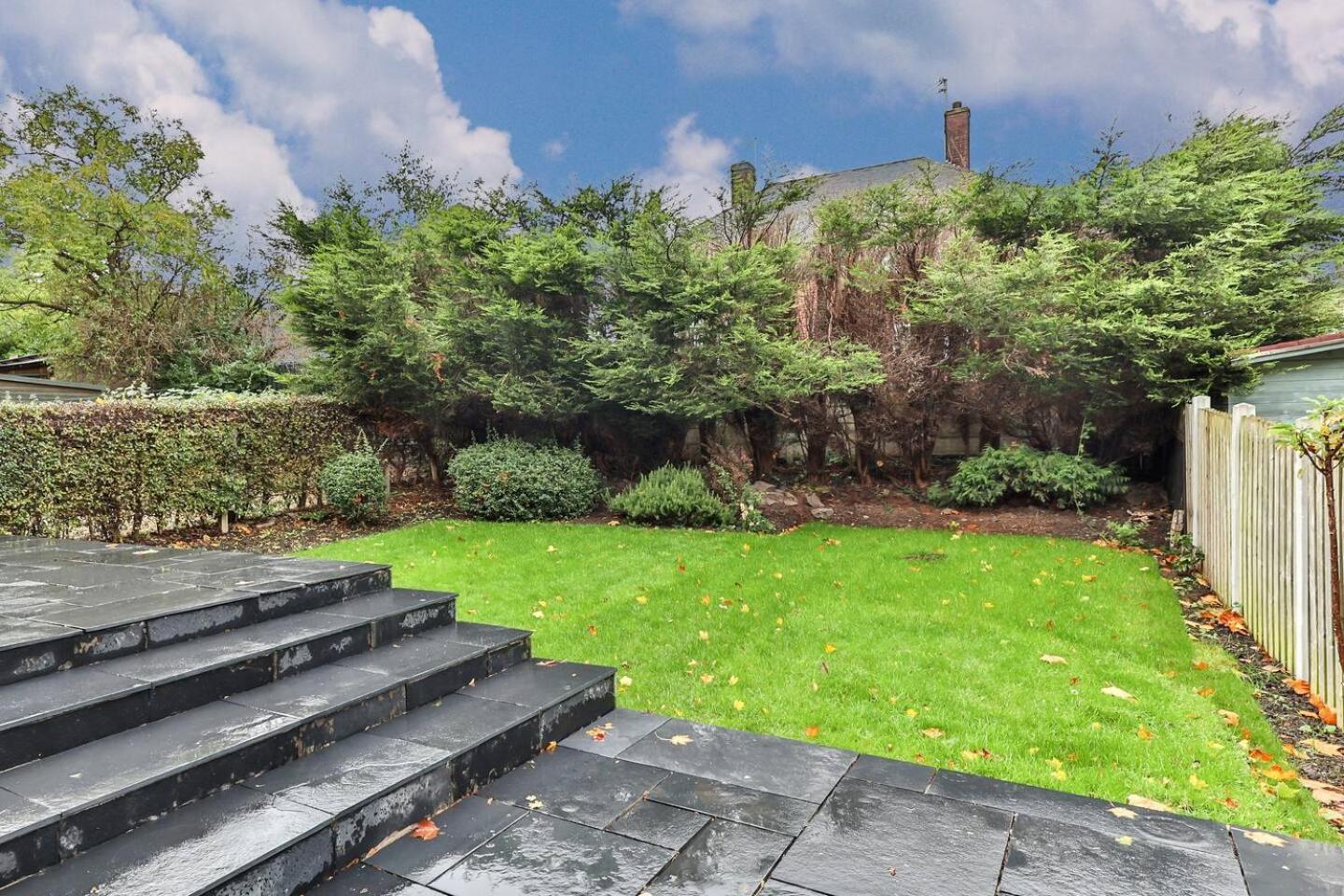 3 Bed Refurbished, Modern House, Wifi, Patio Area *
