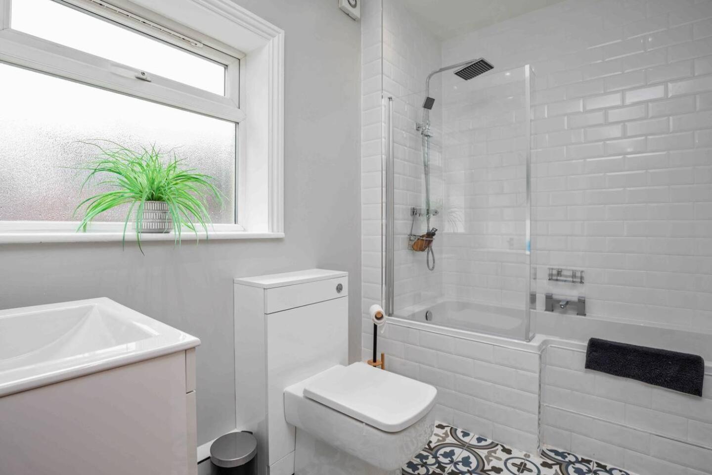 Stylish & Spacious 3 Bed With Parking Sheffield