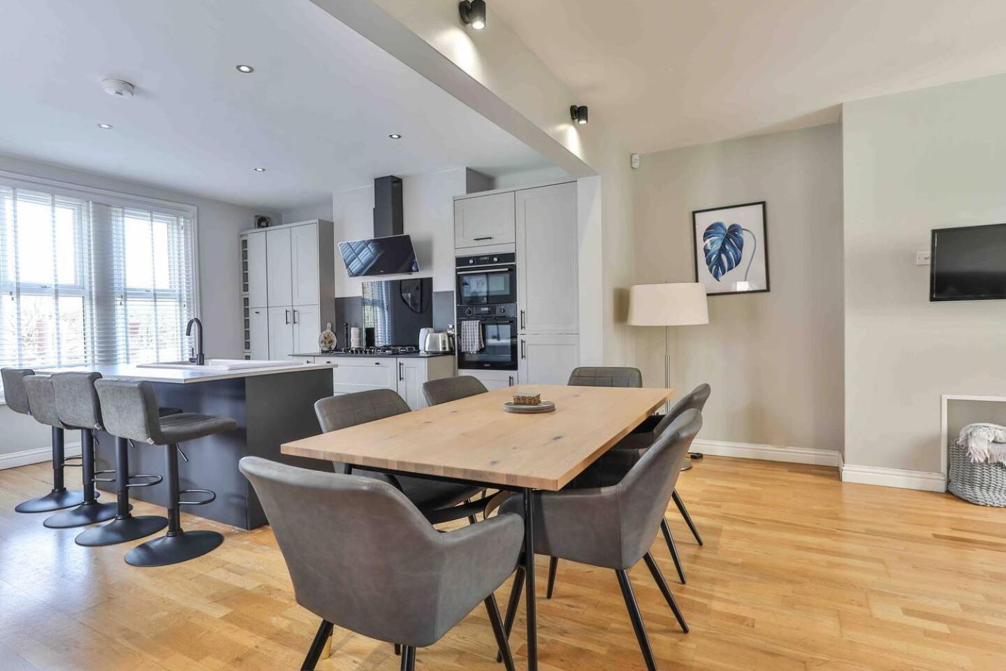 Stylish & Spacious 3 Bed With Parking