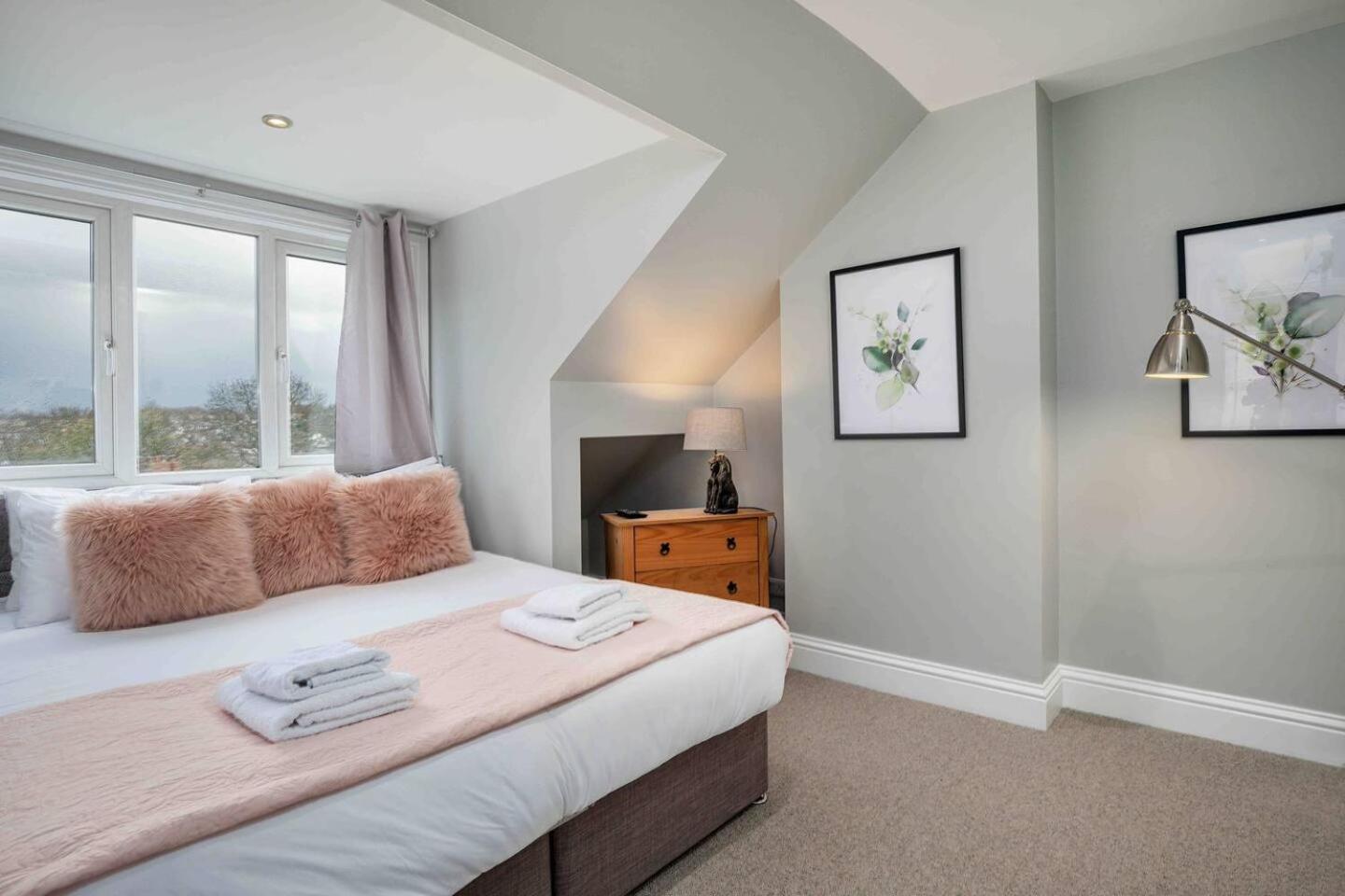 Stylish & Spacious 3 Bed With Parking Apartamento