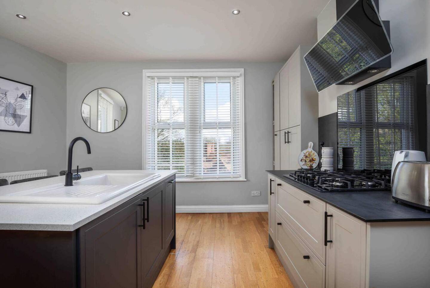 Stylish & Spacious 3 Bed With Parking Apartamento