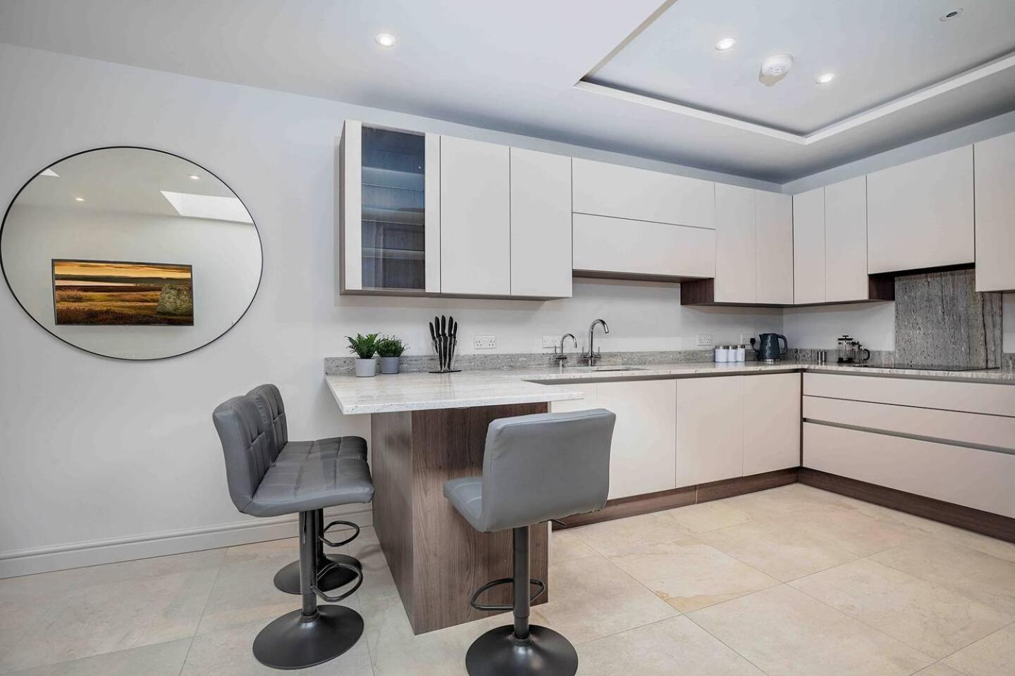 Spacious, High Spec & Modern * Sheffield